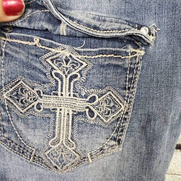 Cato Women’s Denim Shorts Size 16 Blue Embroidered Cross Pockets Stretch - Picture 5 of 6